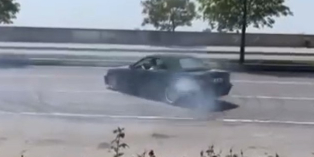 Trafikte tehlikeli anlar! Konvoyun önünü kesip drift yaptı