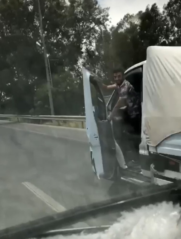 Trafikte tehlikeli hareketler: Direksiyonu bırakıp kapıyı açtı 