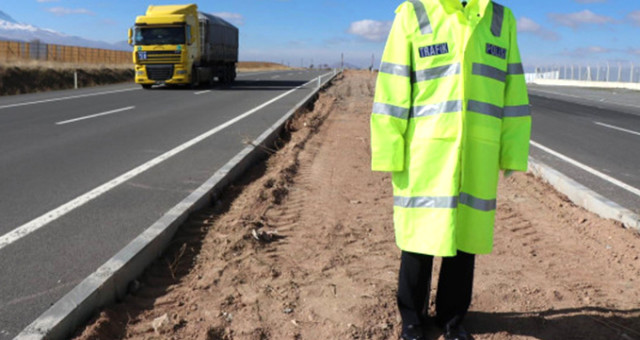 Trafikte yeni dönem! Gören frene basıyor