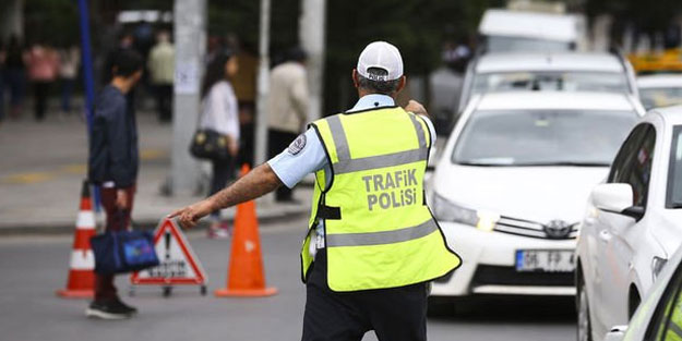 Trafikte yeni uygulama! Kırmızı ışıkta geçen yayalara ceza yağdı