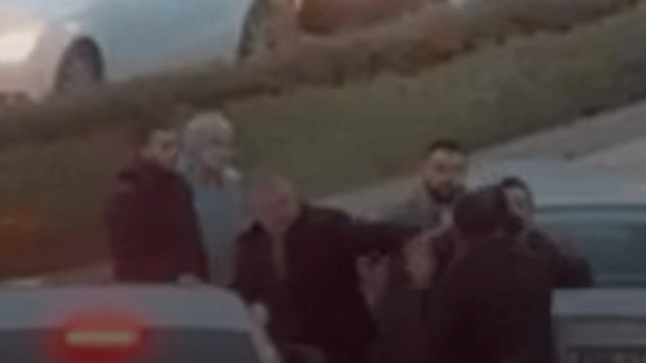 Bolu'da trafikte yumruklar havada uçuştu!