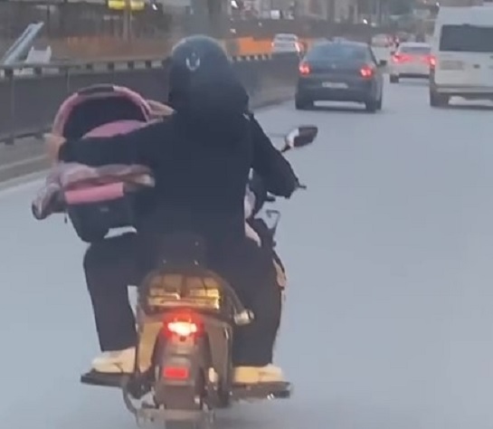 Trafikte yürekleri ağızlara getiren manzara!