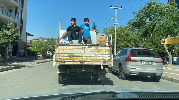 Trafikte yürekleri ağızlara getiren manzara