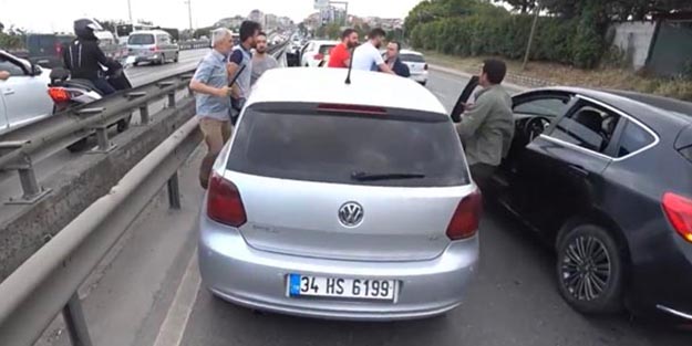 Trafikteki tartışma beyzbol sopalı kavgaya dönüştü!