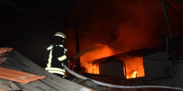 Trafo patladı, ev alev aldı!