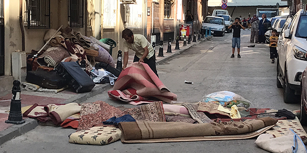 Trajikomik olay! Eşyaları sokağa atması yanlış anlaşılınca olanlar oldu