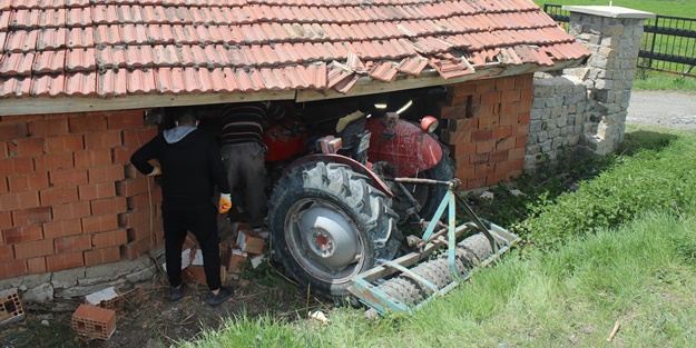 Traktör ahır duvarına çarptı: Yaralılar var