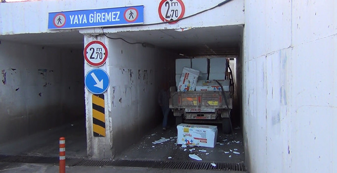 Traktör alt geçide sıkıştı