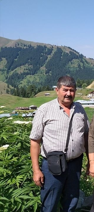 Traktör altında kalan adam olay yerinde hayatını kaybetti 