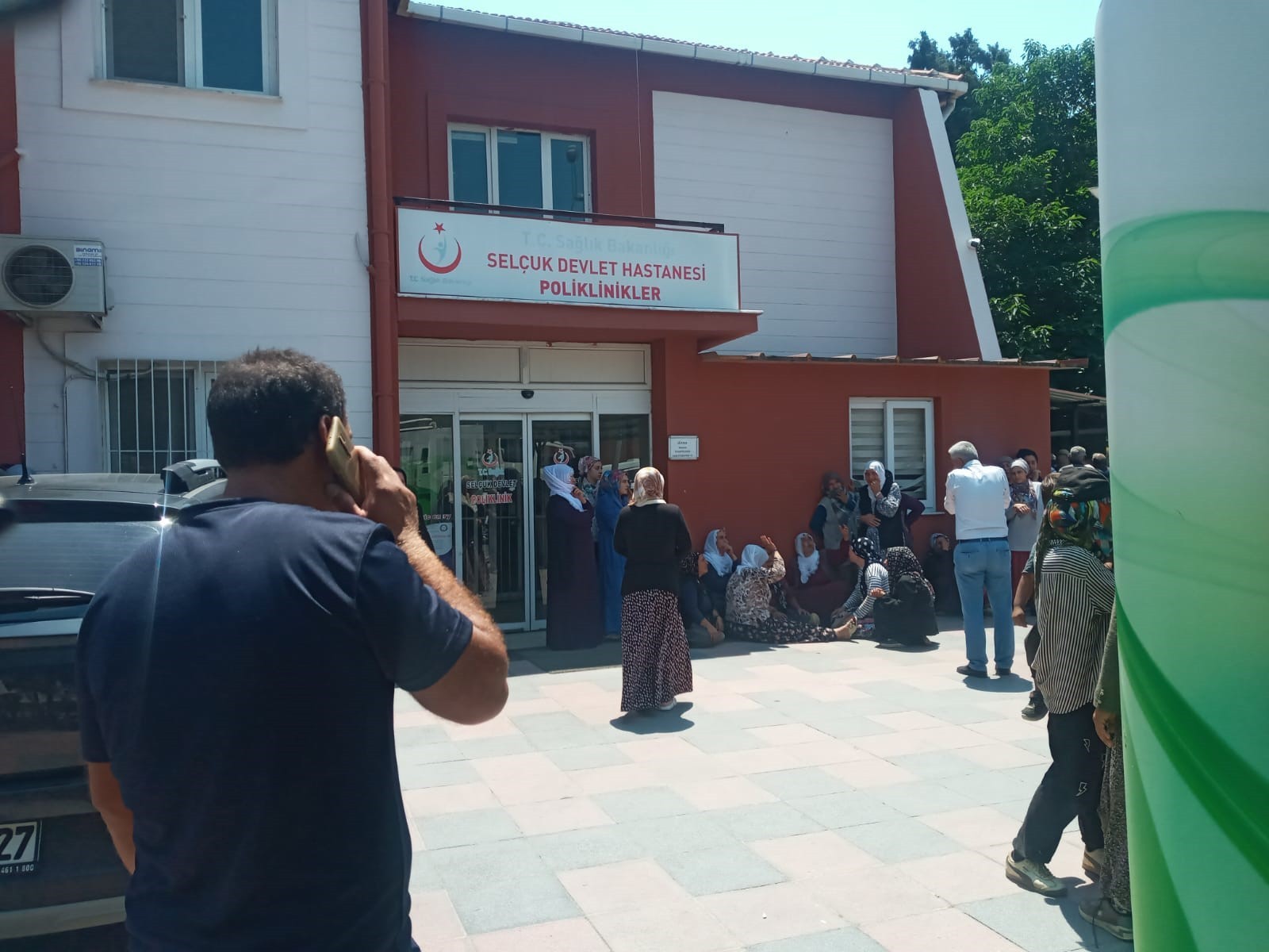 Traktör altında kalarak hayatını kaybetti, yakınları sağlık ekiplerine saldırdı