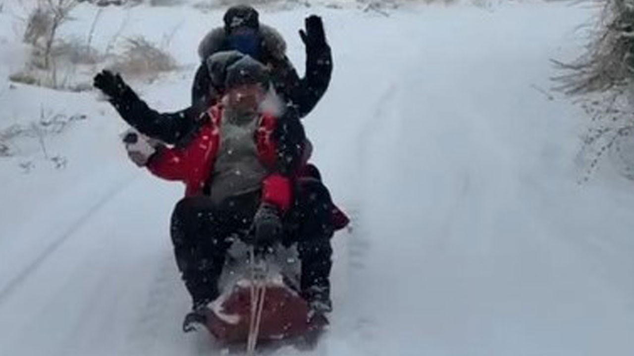 Traktör arkasında kar keyfi!