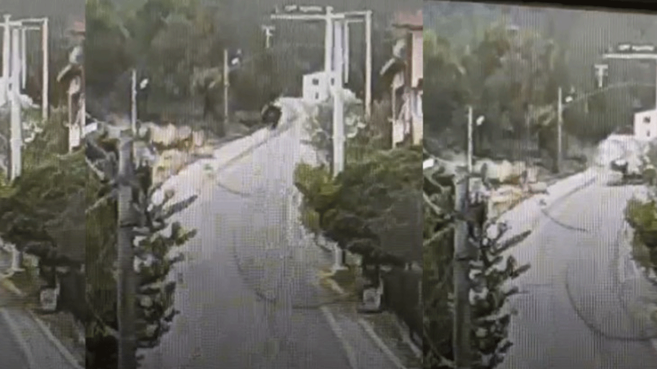 Traktör birden devrildi! Öğrenciler yola böyle savruldu!