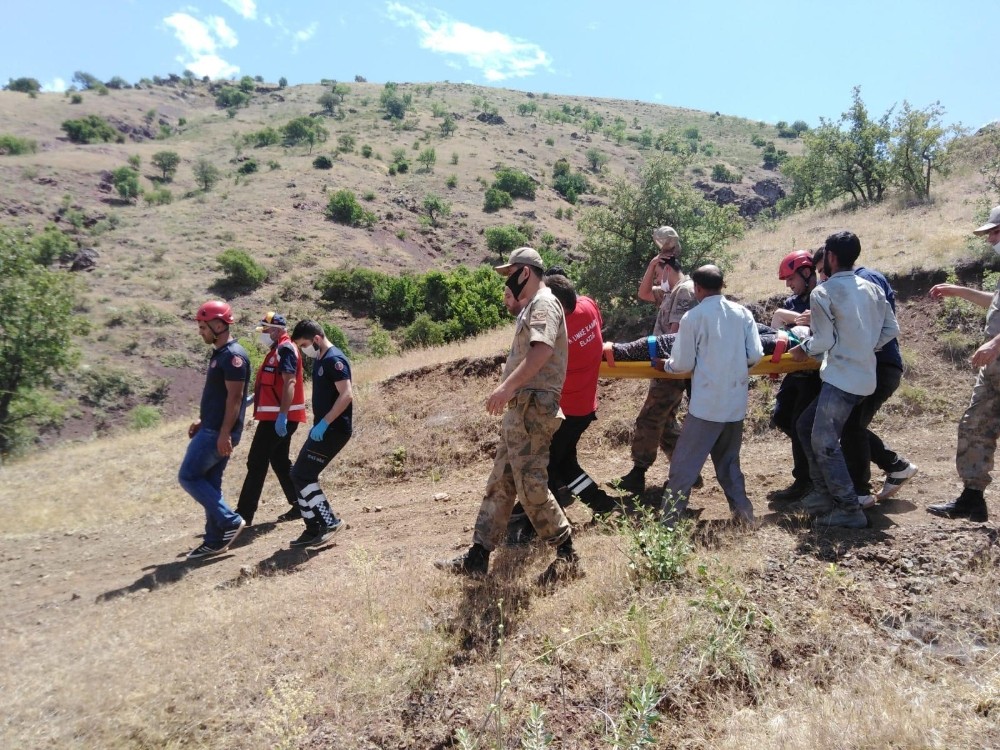 Traktör dereye yuvarlandı, 2 yaralıyı UMKE ekipleri kurtardı 