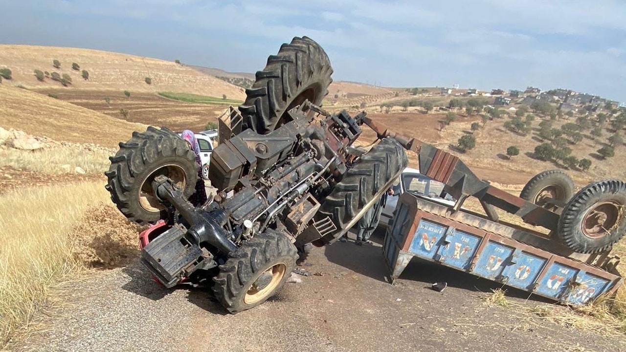 Traktör devrildi: 3 yaralı