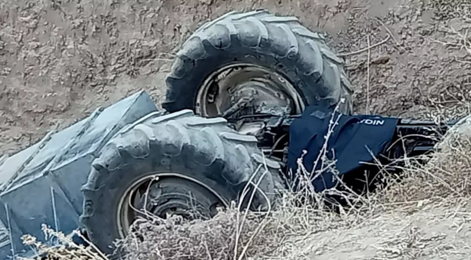 Traktör devrildi! Çift öldü, çocukları yaralandı