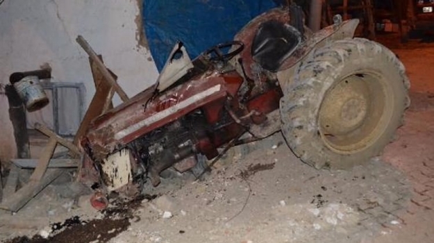 Traktör eve girdi! 1 kişi hayatını kaybetti