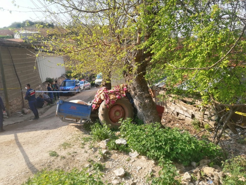 Traktör ile ağaç arasında sıkışan adam hayatını kaybetti 