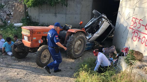 Traktör ile otomobil çarpıştı! 8 kişi yaralı