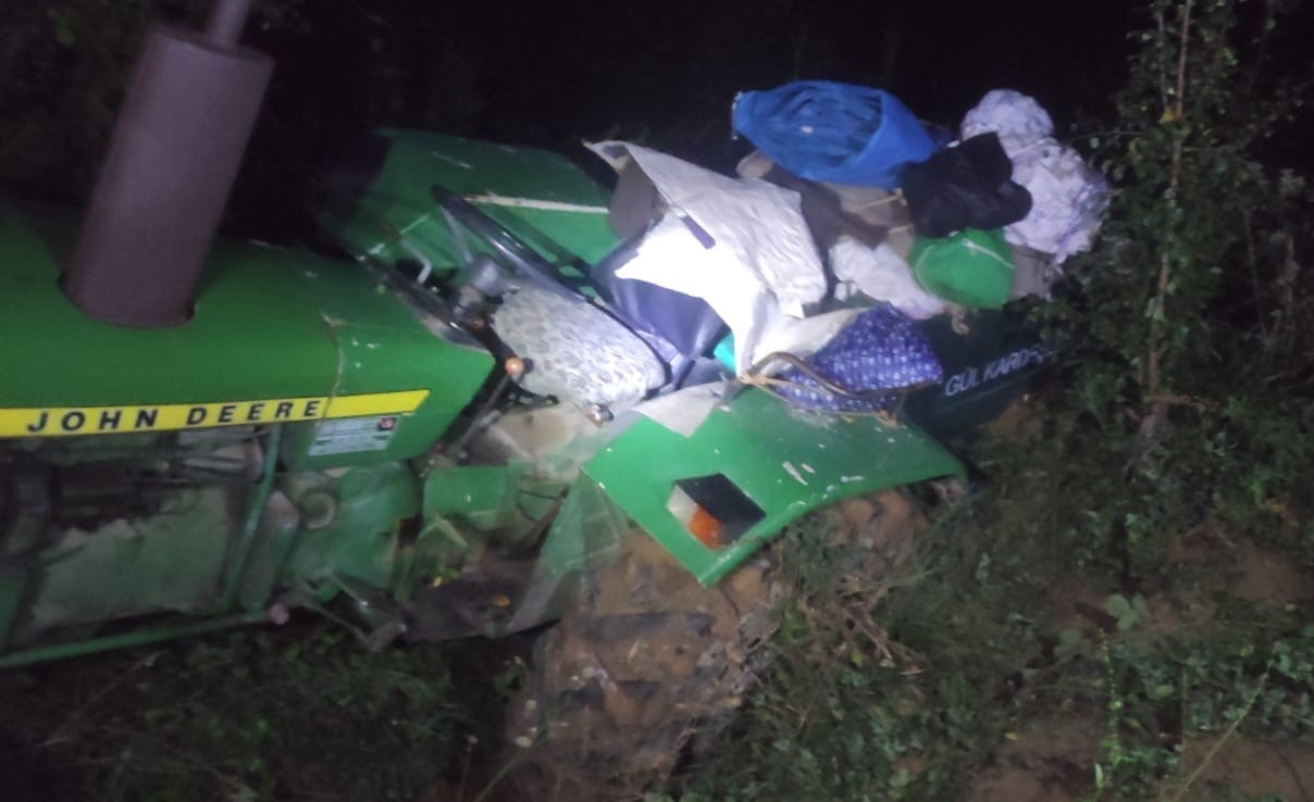 Traktör kasasının altında kaldı hayatını kaybetti