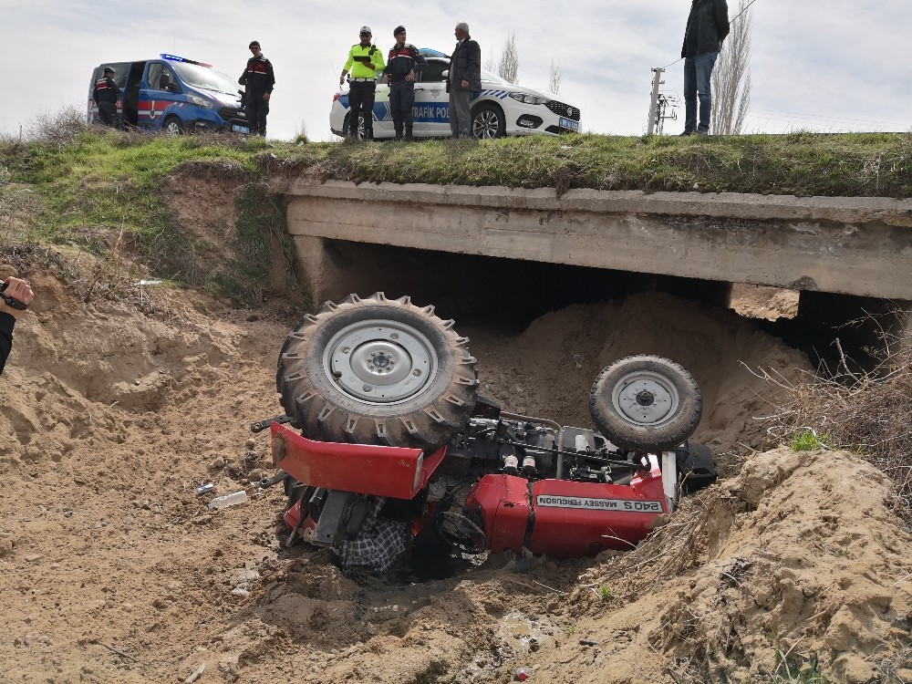 Traktör menfeze devrildi: 1 yaralı 