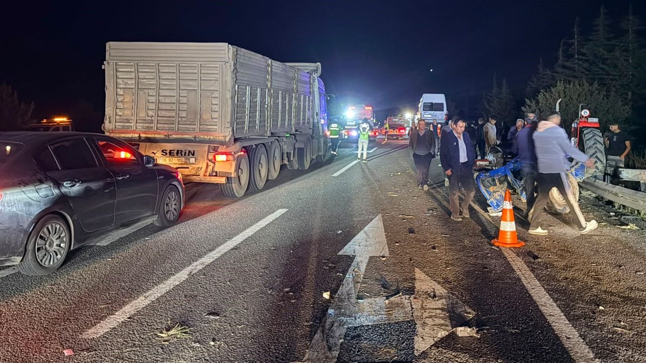 Traktör, minibüs ve iki otomobil birbirine girdi! Kütahya'da zincirleme kaza: 7 yaralı
