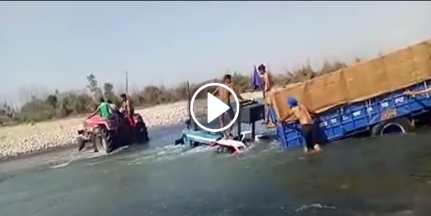 Traktör nehrin ortasında kalırsa