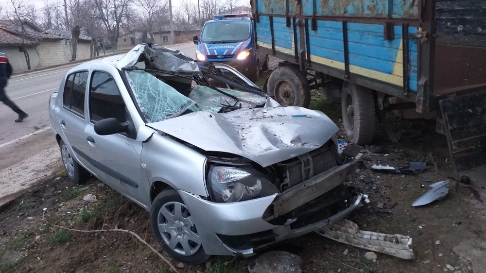 Traktör römorkuna çarpan otomobil hurdaya döndü 