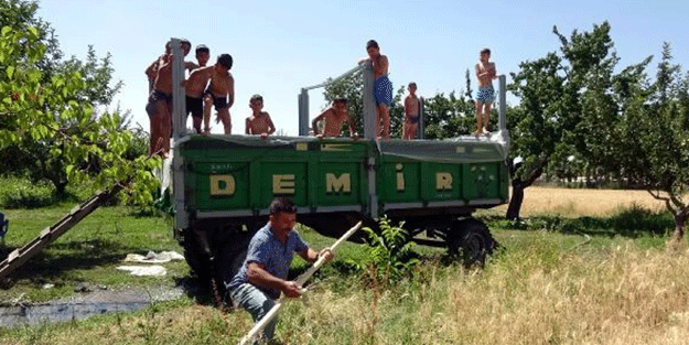 Traktör römorkunu çocuklar için havuza çevirdi