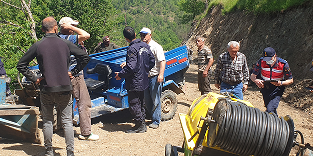 Traktör şarampole devrildi: Yaralılar var