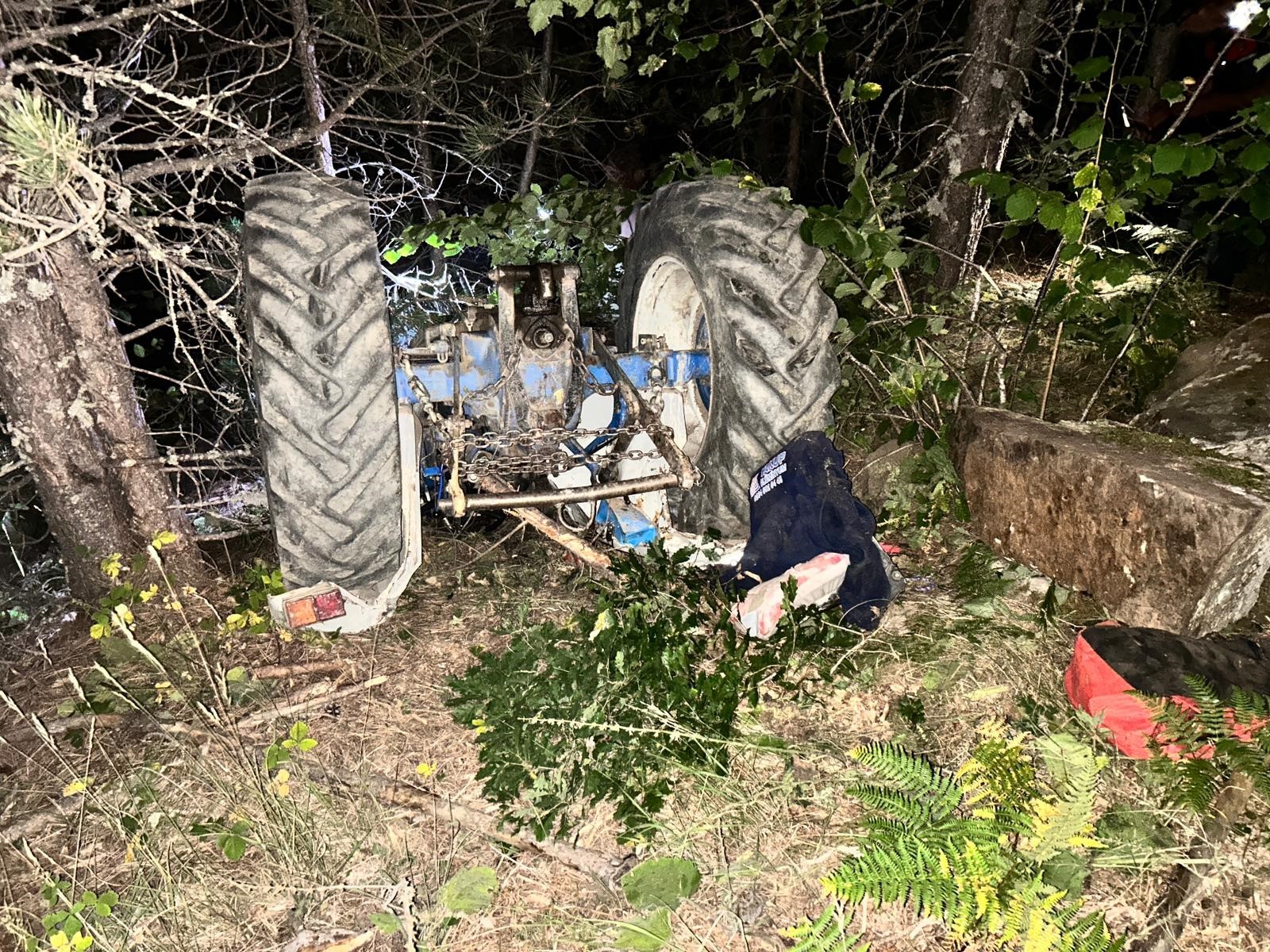 Traktör uçuma yuvarlandı: Aynı aileden 1’i ağır 4 kişi yaralandı