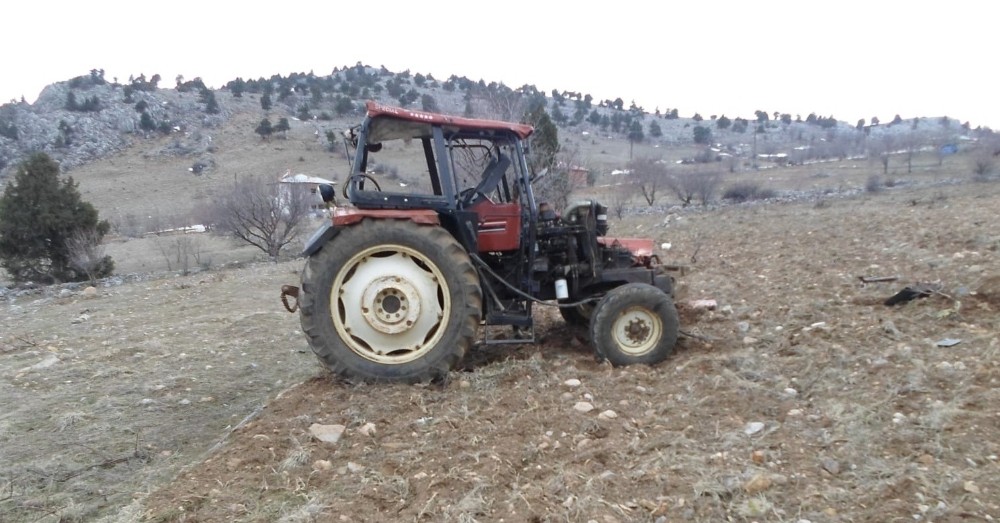 Traktör uçuruma yuvarlandı: 3 yaralı 