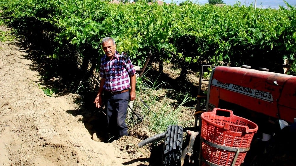 Traktör üzüm bağında fay hattına takıldı 