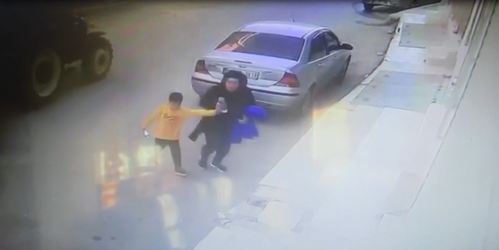 Traktörden ayrılan römorkun altında kalmaktan son anda kurtuldular 