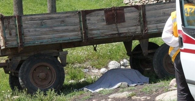 Traktörden düşen yaşlı adam hayatını kaybetti.