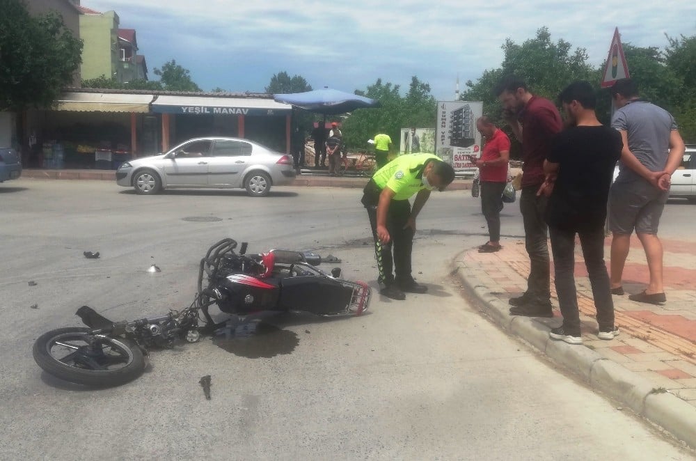 Traktöre çarpan motosiklet sürücüsü yaralandı 