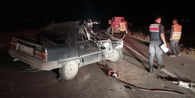 Traktöre çarpan otomobildeki 1 kişi öldü, 4 kişi yaralandı