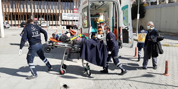 Traktörle çarpışan araç su kanalına devrildi: 4 yaralı