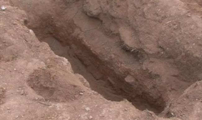 Traktörle sürdüğü tarlasından lahit çıktı