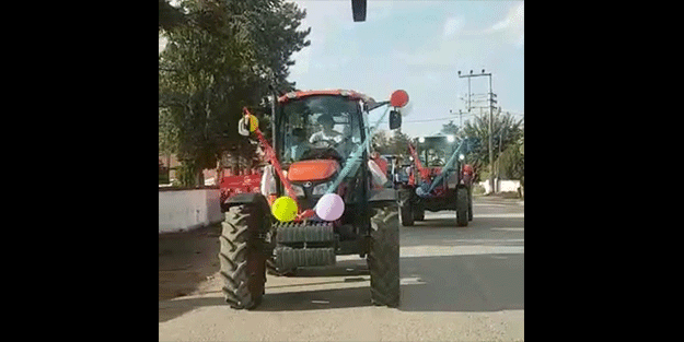 Traktörlerden oluşan sünnet konvoyu renkli görüntülere sahne oldu