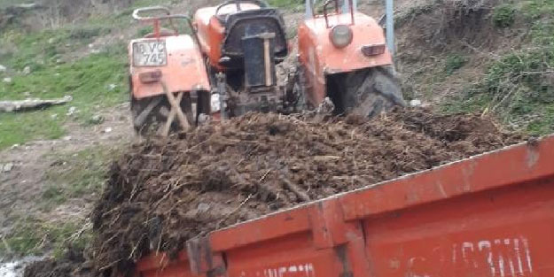 Traktörün altında kalan sürücü öldü, eşi ağır yaralı