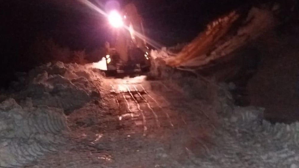 Traktörüyle kara saplanan kişi donmaktan kurtarıldı 