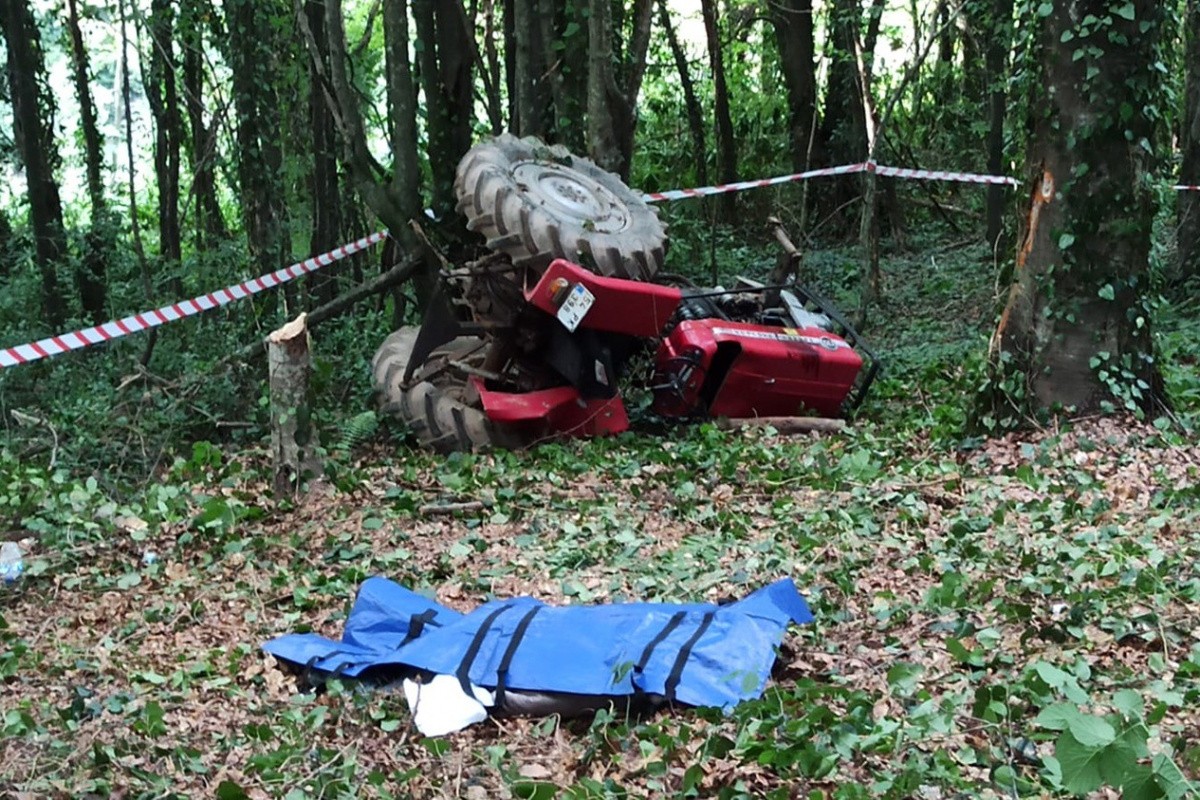 Traktörüyle uçuruma yuvarlandı, cansız bedenini kardeşi buldu