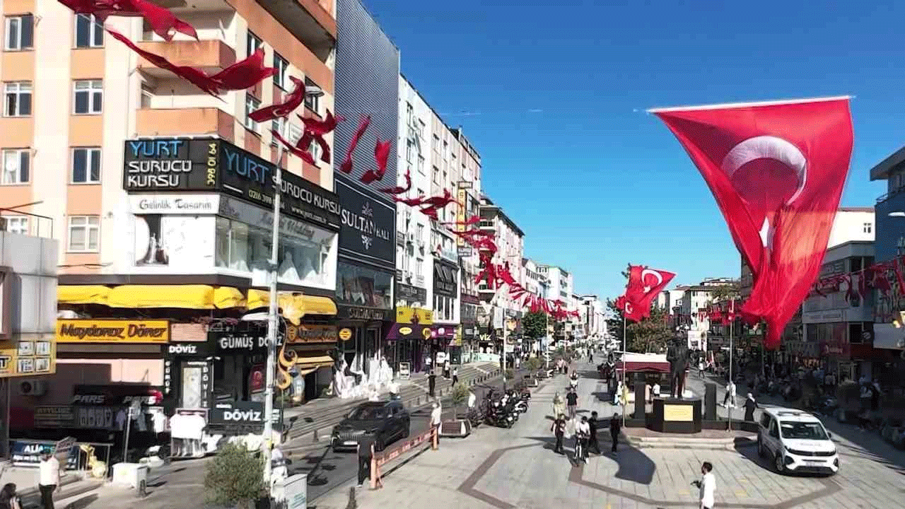 Trakya kırmızı beyaza büründü! Kamu binalarına “Terörsüz Türkiye” için Türk bayrağı asıldı
