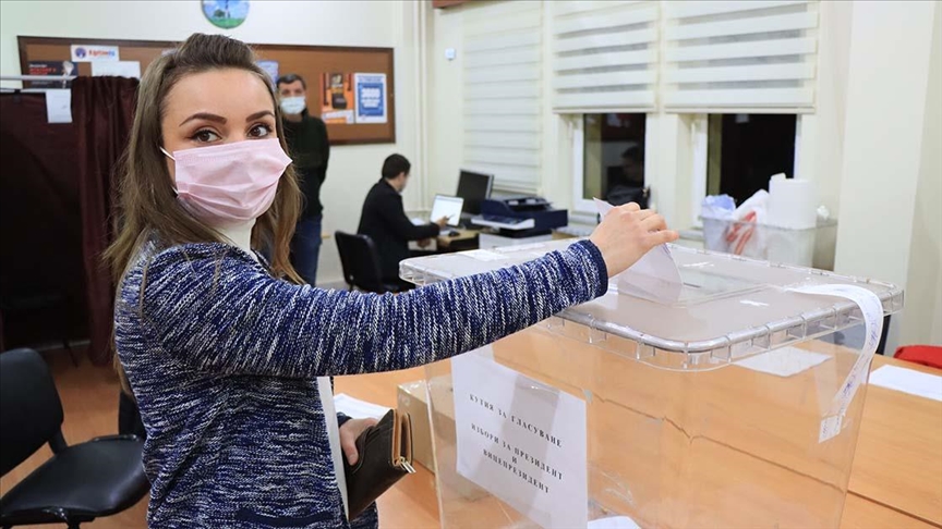 Trakya'da yaşayan çifte vatandaşlar, Bulgaristan'daki seçimler için oy kullanmaya başladı