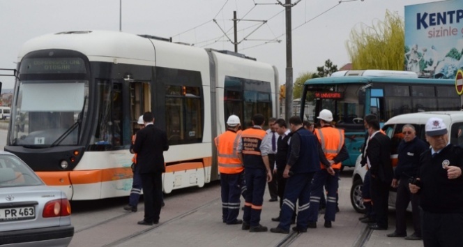 Tramvay belediye otobüsüyle çarpıştı!