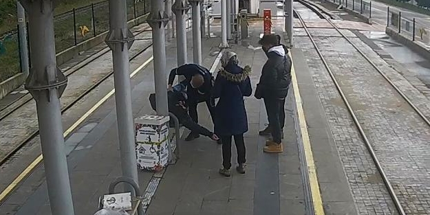 Tramvay durağında can pazarı kamerada!