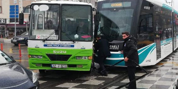 Tramvay, hatta giren özel halk otobüsüne çarptı