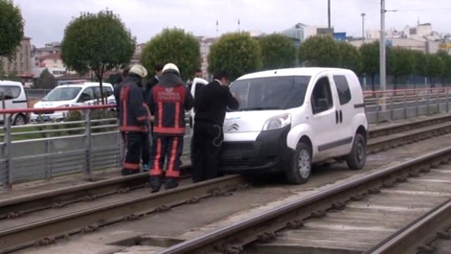 Tramvay hattındaki otomobil ekipleri alarma geçirdi!