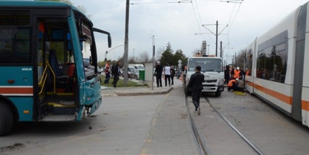 Tramvay ile özel halk otobüsü çarpıştı