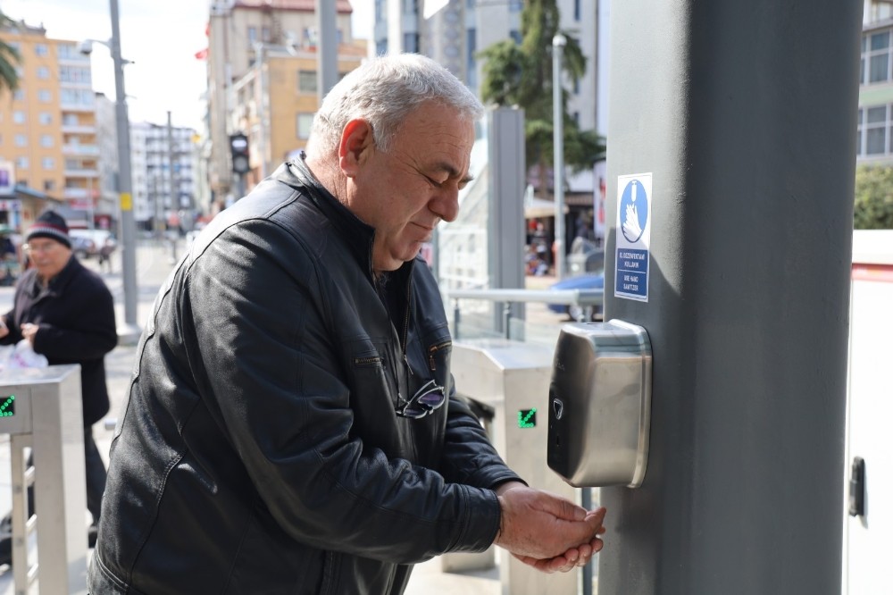 Tramvay istasyonlarına el dezenfektan cihazları takıldı 